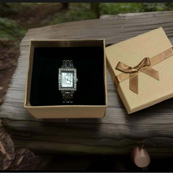 Ladys Silver 32 Rhinestone Studs Japan MVMT Stainless Steel Back New Battery VTG - Picture 2 of 8